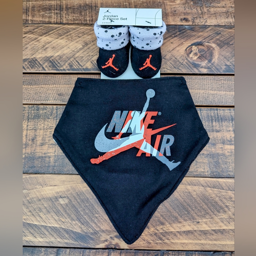 Nike Jordan Baby`s Jumpman Bandana Bib and Socks 2 Piece Set 0-6 months